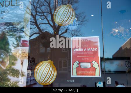 Gerrards Cross, Buckinghamshire, Regno Unito. 10th dicembre 2021. Un cartello con la maschera nella finestra di una spa Guinot. Credit: Maureen McLean/Alamy Foto Stock