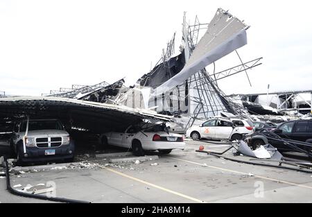 Edwardsville, Stati Uniti. 11th Dic 2021. I muri si siedono su veicoli schiacciati all'Amazon Hub di Edwardsville, Illinois, sabato 11 dicembre 2021. Un potente tornado venerdì 10 dicembre 2021 ha livellato la pianta di taglia di calcio lasciando due morti e diversi dipendenti mancanti. Foto di Bill Greenblatt/UPI Credit: UPI/Alamy Live News Foto Stock