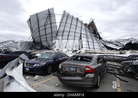 Edwardsville, Stati Uniti. 11th Dic 2021. Twisted Metal e pezzi di veicoli di frantumazione del calcestruzzo, sono tutto ciò che è rimasto del Amazon Hub a Edwardsville, Illinois il Sabato, 11 dicembre 2021. Un potente tornado venerdì 10 dicembre 2021 ha livellato la pianta di taglia di calcio lasciando due morti e diversi dipendenti mancanti. Foto di Bill Greenblatt/UPI Credit: UPI/Alamy Live News Foto Stock