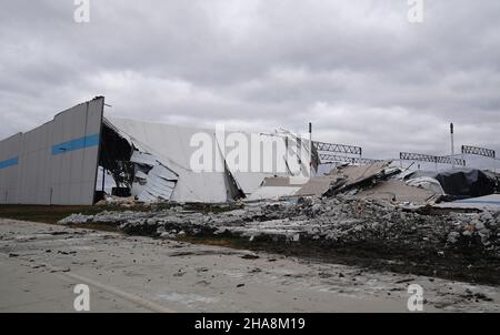 Edwardsville, Stati Uniti. 11th Dic 2021. Un muro rimane in piedi presso l'Amazon Hub di Edwardsville, Illinois, sabato 11 dicembre 2021. Un potente tornado venerdì 10 dicembre 2021 ha livellato la pianta di taglia di calcio lasciando due morti e diversi dipendenti mancanti. Foto di Bill Greenblatt/UPI Credit: UPI/Alamy Live News Foto Stock