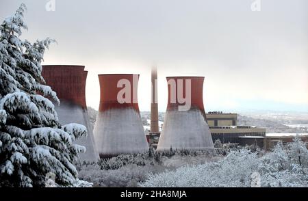 Torri di raffreddamento della centrale elettrica Buildwas coperte di gelo nell'inverno 2017 Foto Stock