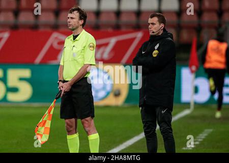 UTRECHT, PAESI BASSI - 11 DICEMBRE: assistente arbitro Bas van Dongen, quarto ufficiale Robin Vereijken durante la partita olandese di Eredivie tra FC Utrecht e aquile Passi pure a Galgenwaard il 11 dicembre 2021 a Utrecht, Paesi Bassi (Foto di Broer van den Boom/Orange Pictures) Foto Stock