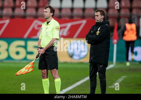 UTRECHT, PAESI BASSI - 11 DICEMBRE: assistente arbitro Bas van Dongen, quarto ufficiale Robin Vereijken durante la partita olandese di Eredivie tra FC Utrecht e aquile Passi pure a Galgenwaard il 11 dicembre 2021 a Utrecht, Paesi Bassi (Foto di Broer van den Boom/Orange Pictures) Foto Stock