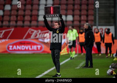 UTRECHT, PAESI BASSI - 11 DICEMBRE: Quarto Robin Vereijken ufficiale mostra il tempo extra durante la partita olandese Eredivie tra FC Utrecht e aquile Passi pure a Galgenwaard il 11 dicembre 2021 a Utrecht, Paesi Bassi (Foto di Broer van den Boom/Orange Pictures) Foto Stock