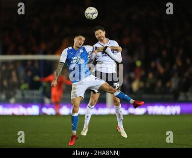 PETERBOROUGH, GBR. DIC 11TH. Oliver Norburn di Peterborough United e George Evans di Millwall si contendano un titolo durante la partita del Campionato Sky Bet tra Peterborough United e Millwall a London Road, Peterborough sabato 11th dicembre 2021. (Credit: James Holyoak | MI News) Credit: MI News & Sport /Alamy Live News Foto Stock