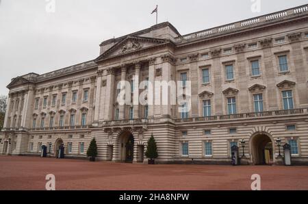 Buckingham Palace Exterior, Londra, Regno Unito, 11 dicembre 2021. Foto Stock