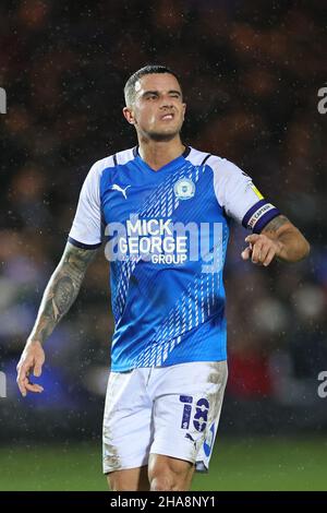 PETERBOROUGH, GBR. DIC 11TH. Oliver Norburn di Peterborough United Gestures durante la partita Sky Bet Championship tra Peterborough United e Millwall a London Road, Peterborough sabato 11th dicembre 2021. (Credit: James Holyoak | MI News) Credit: MI News & Sport /Alamy Live News Foto Stock