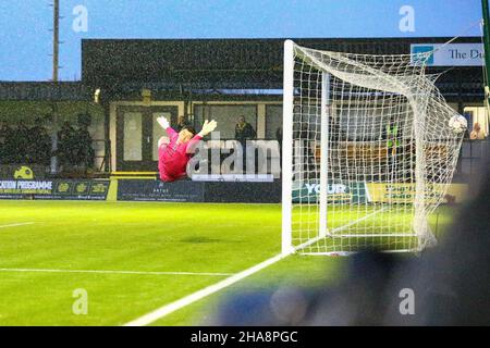 EnviroVent Stadium, Harrogate, Inghilterra - 11th dicembre 2021 Liam Roberts Goalkeeper di Northampton non può fare nulla per fermare l'obiettivo da Jack Diamond (21) di Harrogate 1 - 1 durante la partita Harrogate contro Northampton, EFL League 2, 2021/22, all'EnviroVent Stadium, Harrogate, Inghilterra - 11th dicembre 2021 credito: Arthur Haigh/WhiteRosePhotos/Alamy Live News Foto Stock