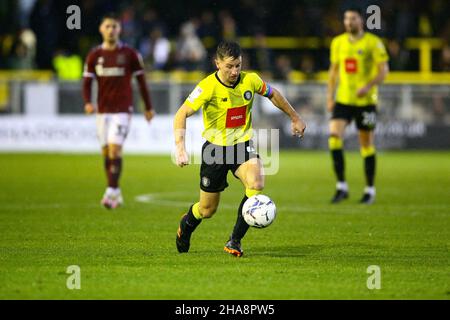 EnviroVent Stadium, Harrogate, Inghilterra - 11th dicembre 2021 Josh Falkingham (4) di Harrogate - durante la partita Harrogate contro Northampton, EFL League 2, 2021/22, all'EnviroVent Stadium, Harrogate, Inghilterra - 11th dicembre 2021 Credit: Arthur Haigh/WhiteRosePhotos/Alamy Live News Foto Stock