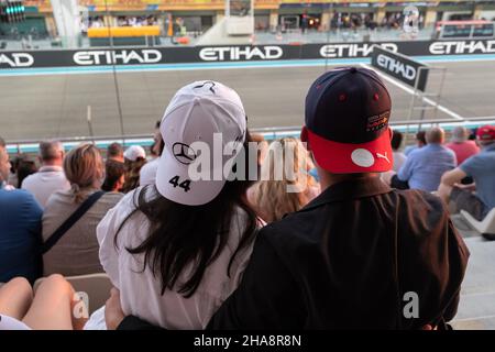 I fan di due squadre rivali Redbull e Mercedes sono la coppia amata che guarda la gara di formula indossando cappelli del Gran Premio di Abu Dhabi F1 Foto Stock