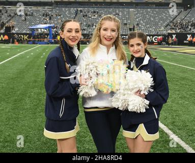 East Rutherford, New Jersey, Stati Uniti. 11th Dic 2021. 11 dicembre 2021, East Rutherford NJ- Navy cheerleaders al MetLife Stadium (Credit Image: © Ricky Fitchett/ZUMA Press Wire) Foto Stock