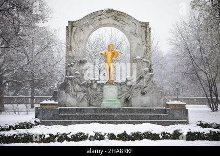 Parco cittadino di Vienna durante la nevicata in inverno Foto Stock