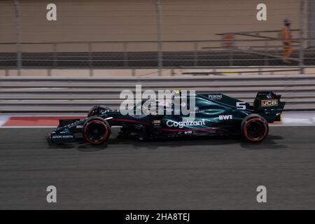 ABU DHABI, EMIRATI ARABI UNITI - DICEMBRE 11: Sebastian Vettel Aston Martin guida la Honda (5) durante le prove davanti al Gran Premio F1. Foto Stock