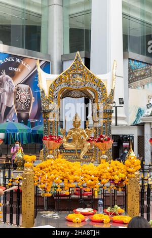 Bangkok, Thailandia - Dicembre 2021: Santuario di Erawan (Santuario di Thao Maha Phrom in lingua tailandese) si trova nella zona centrale di Bangkok Foto Stock