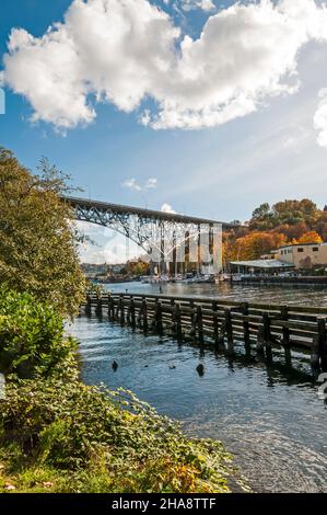 Vista dal Burke Gilman Trail include il lato inferiore del ponte Aurora vicino a Fremont, Washington. Foto Stock