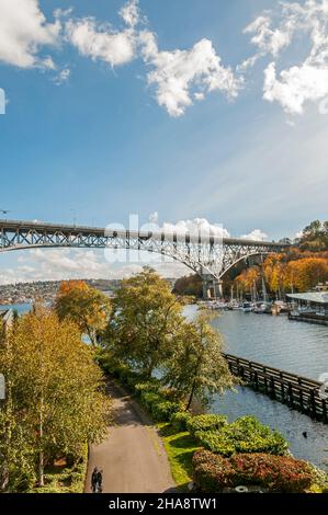 Vista dal Burke Gilman Trail include il lato inferiore del ponte Aurora vicino a Fremont, Washington. Foto Stock