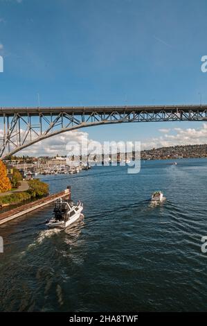 Vista dal Burke Gilman Trail include il lato inferiore del ponte Aurora vicino a Fremont, Washington. Foto Stock