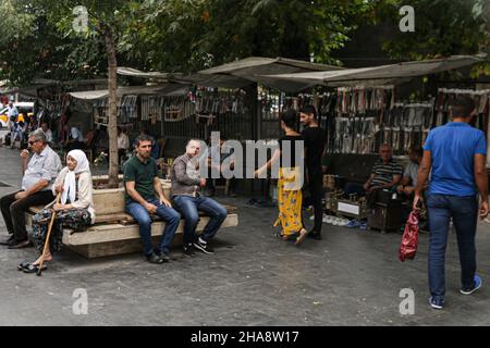 Diyarbakir / Turchia - 17 settembre 2019 - le persone che fanno acquisti e negozianti possono essere visti nel bazar di Diyarbakır. Foto Stock