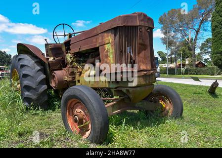 Vecchi trattori non restaurati e abbandonati. Foto Stock