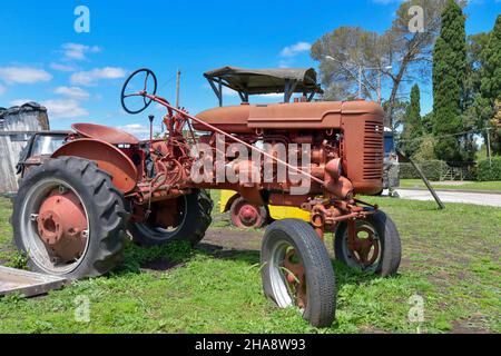 Vecchi trattori non restaurati e abbandonati. Foto Stock