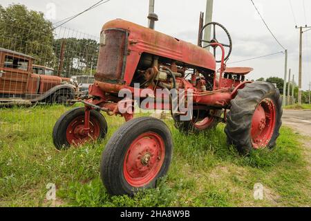 Vecchi trattori non restaurati e abbandonati. Foto Stock