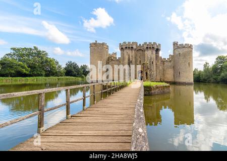 Ammira il ponte di legno fino al castello di Bodiam, risalente al 14th secolo, vicino a Robertsbridge, nel Sussex orientale, Inghilterra. Foto Stock