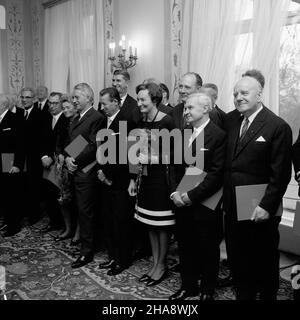 Warszawa, 1969-11-18. W Belwederze odby³a siê uroczystoœæ wrêczenia aktów nominacyjnych grupie nowo mianowanych profesorów. uu PAP/Zbigniew Matuszewski Varsavia, 18 novembre 1969. Gli atti di nomina sono stati presentati ad un gruppo di professori appena nominati al Palazzo Belvedere. Nella foto: professori con atti di nomina. uu PAP/Zbigniew Matuszewski Foto Stock