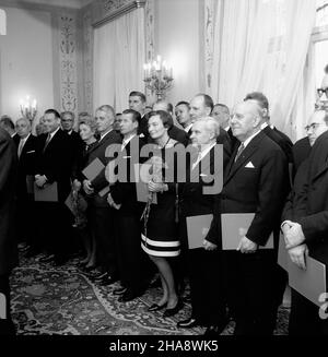 Warszawa, 1969-11-18. W Belwederze odby³a siê uroczystoœæ wrêczenia aktów nominacyjnych grupie nowo mianowanych profesorów. uu PAP/Zbigniew Matuszewski Varsavia, 18 novembre 1969. Gli atti di nomina sono stati presentati ad un gruppo di professori appena nominati al Palazzo Belvedere. Nella foto: professori con atti di nomina. uu PAP/Zbigniew Matuszewski Foto Stock