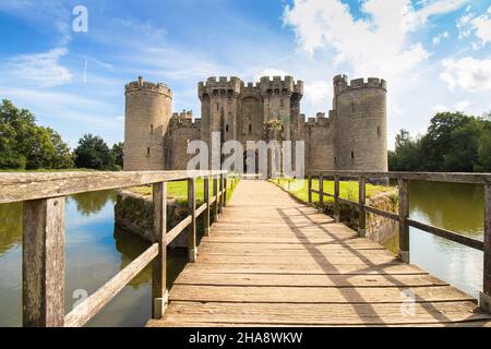Ammira il ponte del castello di Bodiam, risalente al 14th secolo, vicino a Robertsbridge, nel Sussex orientale, Inghilterra. Foto Stock