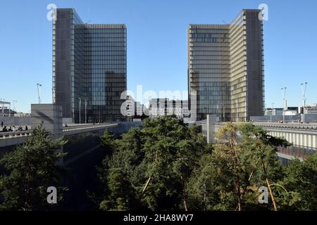 Due dei quattro edifici della Bibliothèque Nationale de France (BNF), o Bibliothèque Francois Mitterand a Parigi, architetto Dominique Perrault. Foto Stock