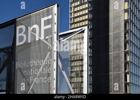 Uno dei quattro edifici della Bibliothèque Nationale de France (BNF), o Bibliothèque Francois Mitterand a Parigi, architetto Dominique Perrault. Foto Stock