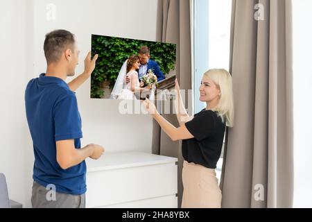 Esempio di fotografia con stretch di galleria su una cornice di legno. Foto di matrimonio stampata su tela Foto Stock