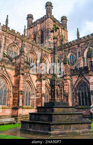 Cattedrale di Chester dedicata a Cristo e alla Beata Vergine Maria nella città di Chester, Cheshire, Regno Unito. Foto Stock