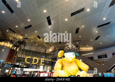 Doha, Qatar - 2021 novembre: Aeroporto internazionale di Doha Hamad, Qatar. La sala partenze con il famoso Orso giallo lampada . Foto Stock