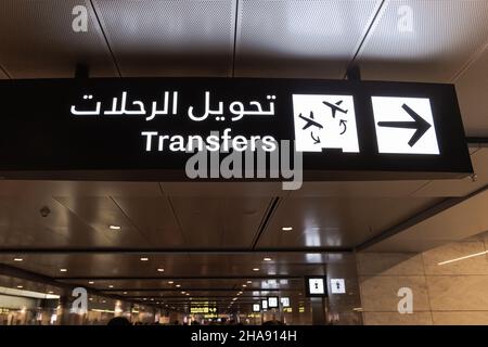 Cartello di trasferimento in aeroporto scritto in inglese e arabo Foto Stock