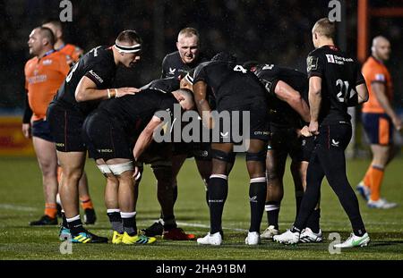 Barnet, Regno Unito. 11th Dic 2021. COPPA sfida EPCR. Saracens V Edinburgh Rugby. Stadio StoneX. Barnet. L'huddle Saracens. Credit: Sport in immagini/Alamy Live News Foto Stock