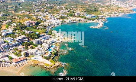 Vista aerea della bellissima città di Chania con il vecchio porto e il famoso faro, Creta, Grecia. Foto Stock