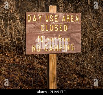 Un cartello di legno No Camping nei boschi a Tidioute, Pennsylvania, Stati Uniti d'America in una soleggiata giornata invernale Foto Stock