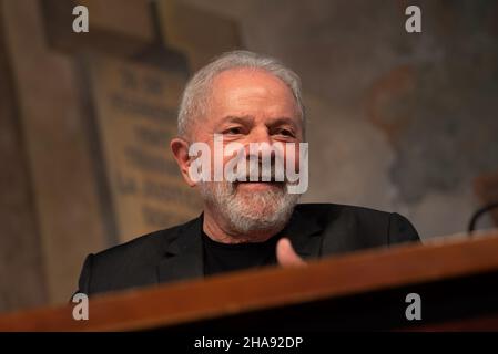 Ciudad de Buenos Aires, Argentina. 11th Dic 2021. Ignacio da Silva sorride durante l'evento. L'ex presidente del Brasile, Inácio Lula da Silva, e dell'Uruguay, José Pepe Mujica, ha partecipato ad un incontro con i leader sindacali dell'Argentina al Central General de los Trabajadores di Buenos Aires. Credit: SOPA Images Limited/Alamy Live News Foto Stock