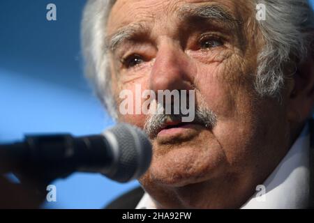 Ciudad de Buenos Aires, Argentina. 11th Dic 2021. José Mujica parla al pubblico durante l'evento. L'ex presidente del Brasile, Inácio Lula da Silva, e dell'Uruguay, José Pepe Mujica, ha partecipato ad un incontro con i leader sindacali dell'Argentina presso il generale centrale de los Trabajadores a Buenos Aires. Credit: SOPA Images Limited/Alamy Live News Foto Stock