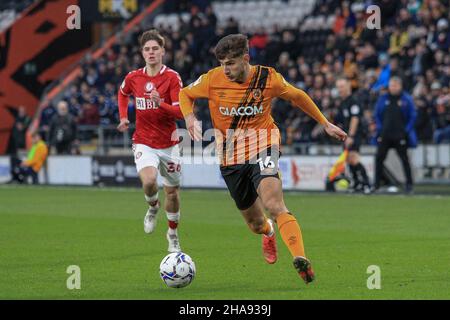 Hull, Regno Unito. 11th Dic 2021. Ryan Longman #16 di Hull City sull'attacco a Hull, Regno Unito il 12/11/2021. (Foto di James Heaton/News Images/Sipa USA) Credit: Sipa USA/Alamy Live News Foto Stock