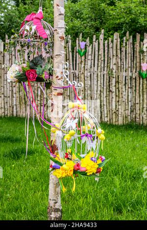 Disposizione giardino con gabbie di fiori Foto Stock