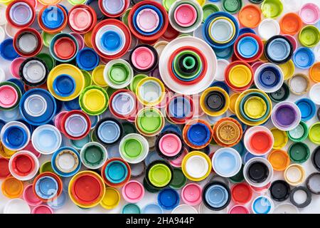 Tappi per bottiglie in plastica multicolore riciclati Foto Stock