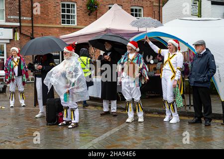 Sabato 11 Dicembre 2021 - Lymm, Cheshire, Inghilterra, Regno Unito. L'annuale Festival di Natale di Lymm Dickensian nel villaggio di Lymm ritorna dopo una pausa dovuta al COVID 19. Questo giorno pioveva. Una gamma di bancarelle e mercanti che vendono una varietà di arti e artigianato e regali di Natale, insieme ad una vasta selezione di cibo, fiancheggia le strade del villaggio con personaggi Dickensiani in abbondanza. C'è anche un Santa Dash e un Gran Parade Credit: John Hopkins/Alamy Live News Foto Stock