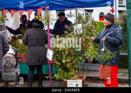 Sabato 11 Dicembre 2021 - Lymm, Cheshire, Inghilterra, Regno Unito. L'annuale Festival di Natale di Lymm Dickensian nel villaggio di Lymm ritorna dopo una pausa dovuta al COVID 19. Questo giorno pioveva. Una gamma di bancarelle e mercanti che vendono una varietà di arti e artigianato e regali di Natale, insieme ad una vasta selezione di cibo, fiancheggia le strade del villaggio con personaggi Dickensiani in abbondanza. C'è anche un Santa Dash e un Gran Parade Credit: John Hopkins/Alamy Live News Foto Stock