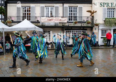 Sabato 11 Dicembre 2021 - Lymm, Cheshire, Inghilterra, Regno Unito. L'annuale Festival di Natale di Lymm Dickensian nel villaggio di Lymm ritorna dopo una pausa dovuta al COVID 19. Questo giorno pioveva. Una gamma di bancarelle e mercanti che vendono una varietà di arti e artigianato e regali di Natale, insieme ad una vasta selezione di cibo, fiancheggia le strade del villaggio con personaggi Dickensiani in abbondanza. C'è anche un Santa Dash e un Gran Parade Credit: John Hopkins/Alamy Live News Foto Stock