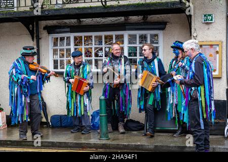 Sabato 11 Dicembre 2021 - Lymm, Cheshire, Inghilterra, Regno Unito. L'annuale Festival di Natale di Lymm Dickensian nel villaggio di Lymm ritorna dopo una pausa dovuta al COVID 19. Questo giorno pioveva. Una gamma di bancarelle e mercanti che vendono una varietà di arti e artigianato e regali di Natale, insieme ad una vasta selezione di cibo, fiancheggia le strade del villaggio con personaggi Dickensiani in abbondanza. C'è anche un Santa Dash e un Gran Parade Credit: John Hopkins/Alamy Live News Foto Stock