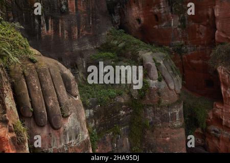 Leshan, Cina. Aprile 2015. Il Buddha gigante di Leshan è una statua di Maitreya in posizione seduta. Sichuan, Cina. Il Buddha è stato incluso dall'UNESCO Foto Stock