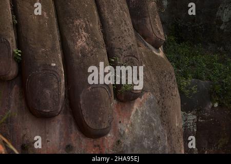 Leshan, Cina. Aprile 2015. Il Buddha gigante di Leshan è una statua di Maitreya in posizione seduta. Sichuan, Cina. Il Buddha è stato incluso dall'UNESCO Foto Stock