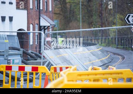 Bewdley, Regno Unito. 11th dicembre 2021. Le barriere alluvionali sono state nuovamente installate a Beales Corner a Bewdley mentre i livelli del fiume sono in aumento. Dopo un cambiamento dei lavori di terra quest'anno, Beales Corner di Bewdley ora avrà di nuovo la protezione delle barriere alluvionali temporanee. Le barriere saranno inoltre rinforzate con blocchi di cemento che sono ora in vigore. Credit: Lee Hudson/Alamy Live News Foto Stock